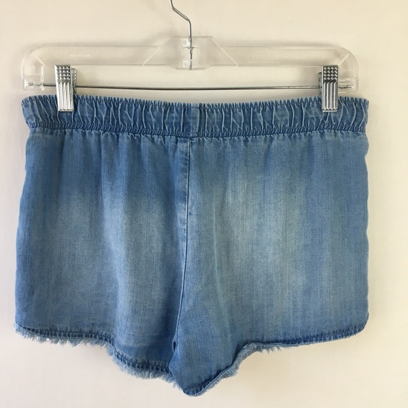 BELLA DAHL Denim Color Pull On Drawstring Fringe Hem Shorts - Picture 4 of 5